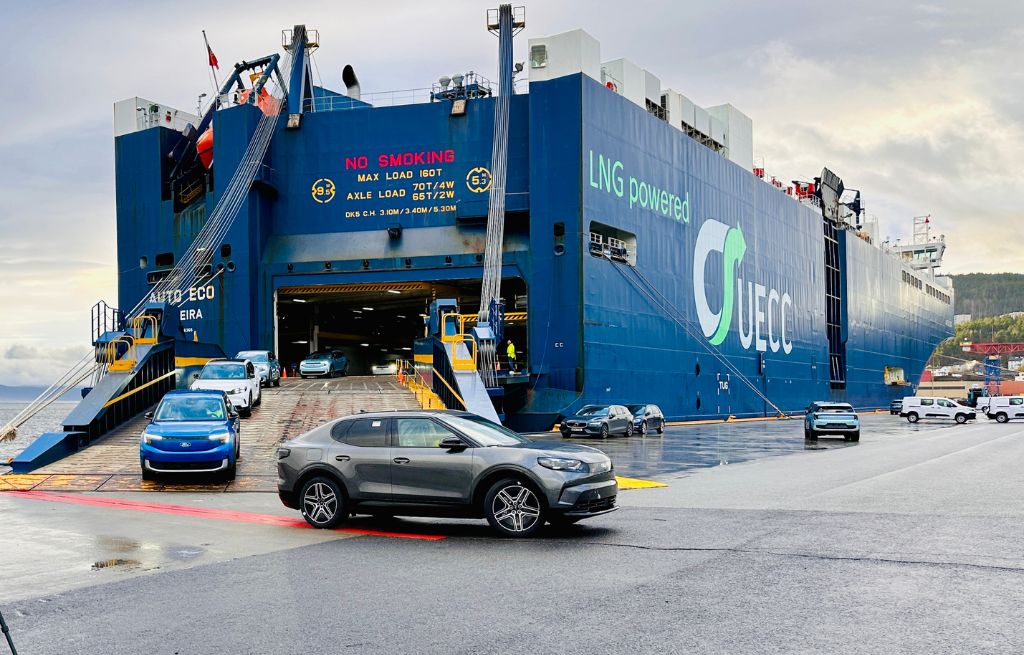 Ford Capri kjører ut av momsskipet Ford Capri kjører ut av momsskipet