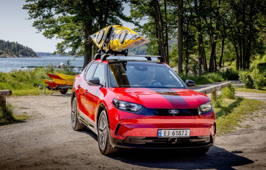 Rød Ford Capri med Kajakk på taket