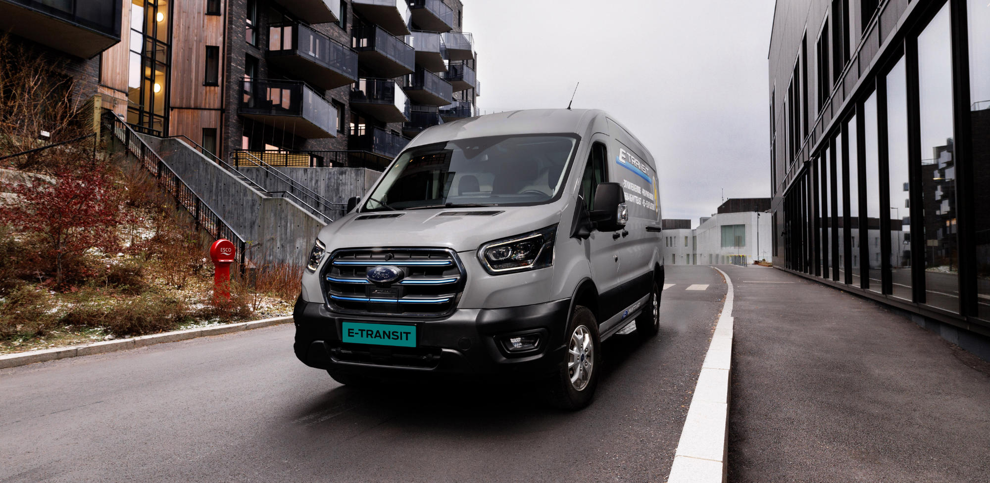 Ford E-Transit mellom bygg