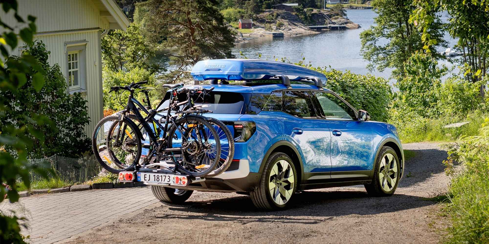Nye Ford Explorer med takboks og sykkelstativ