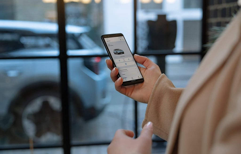 Ford Pro tilkoblede tjenester Person bruker Ford Pro-appen for tilkoblede tjenester og flåteadministrasjon på mobiltelefon