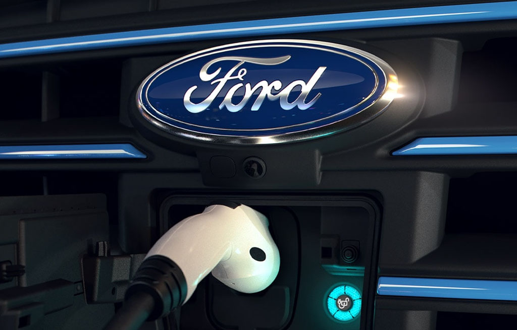Ford Pro verktøy for elektriske kjøretøy Ford Pro ladeport på elektrisk varebil med verktøy for administrasjon av elektriske kjøretøy