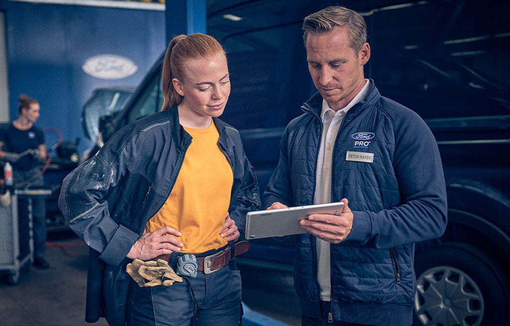 Serviceplan Mann og dame ser på nettbrett