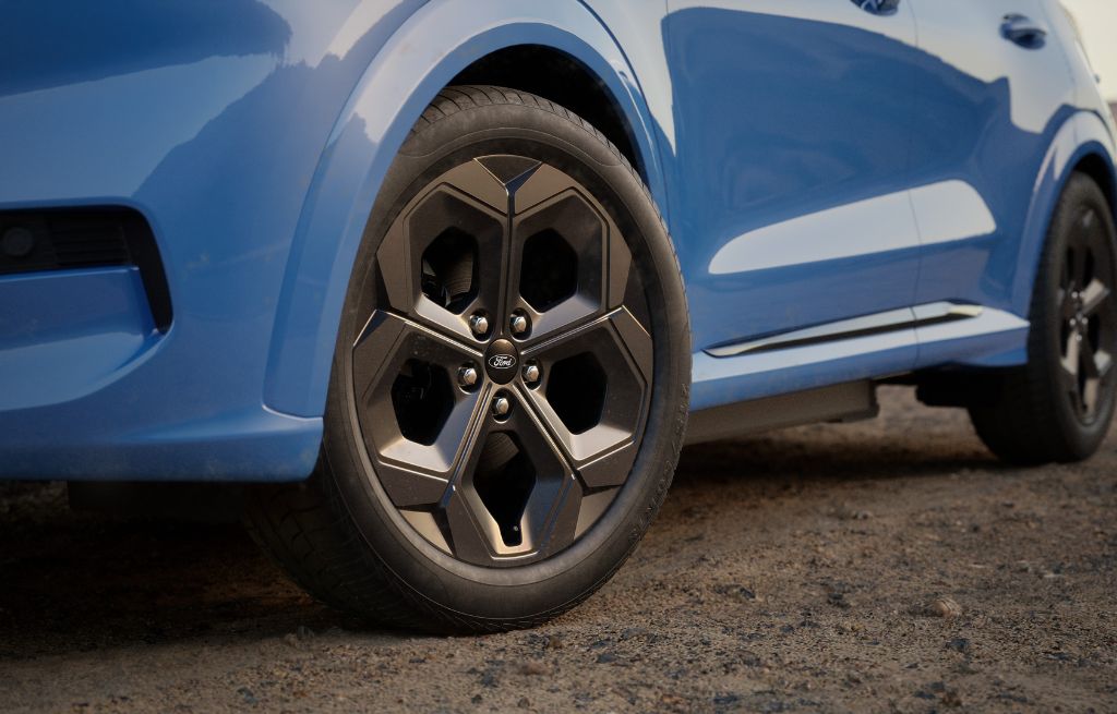 18-tommers aluminiumsfelger i matt svart på Ford Puma