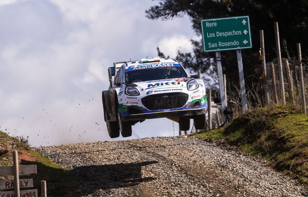 Ford Puma rally bil i race