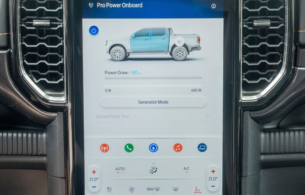 Digital skjerm i pickupen Ford Ranger ladbar hybrid