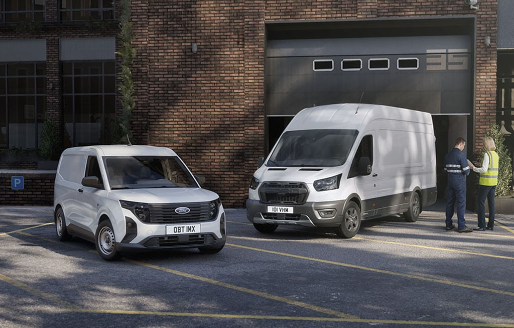 Ford Pro finansieringsløsninger Ford Transit varebiler parkert utenfor bedriftslokaler med finansieringsløsninger for bedrifter
