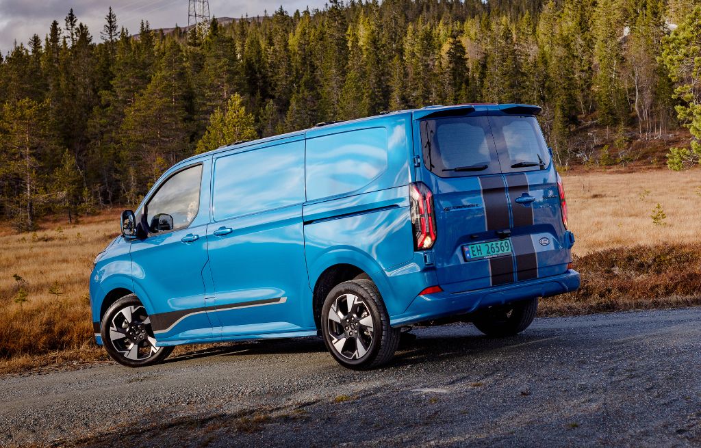 E-Transit Custom i skogen