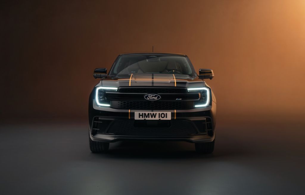 Ford Ranger MS-RT pickup sett forfra med sportslig frontdesign og oransje detaljer