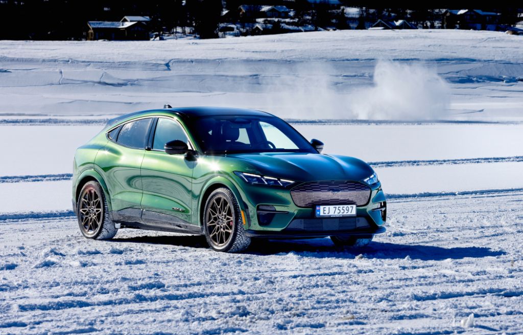 Mustang Mach-E modellår 2025 på snø i Norge