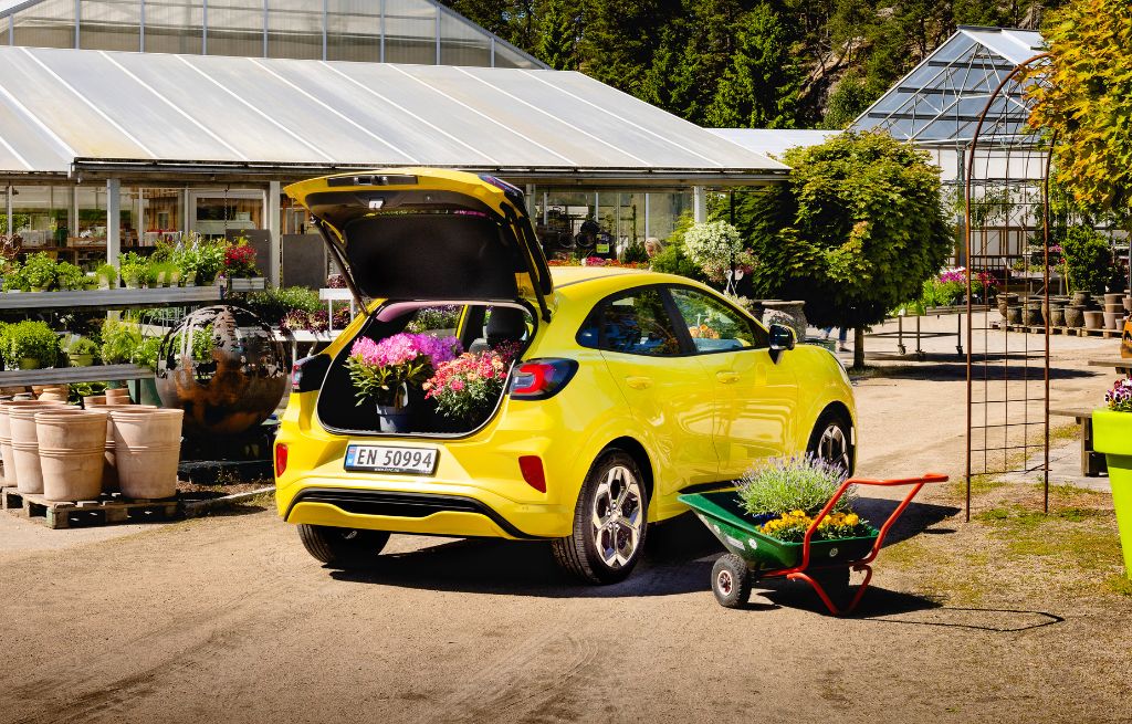 Nye Ford Puma med blomster i bagasjerommet