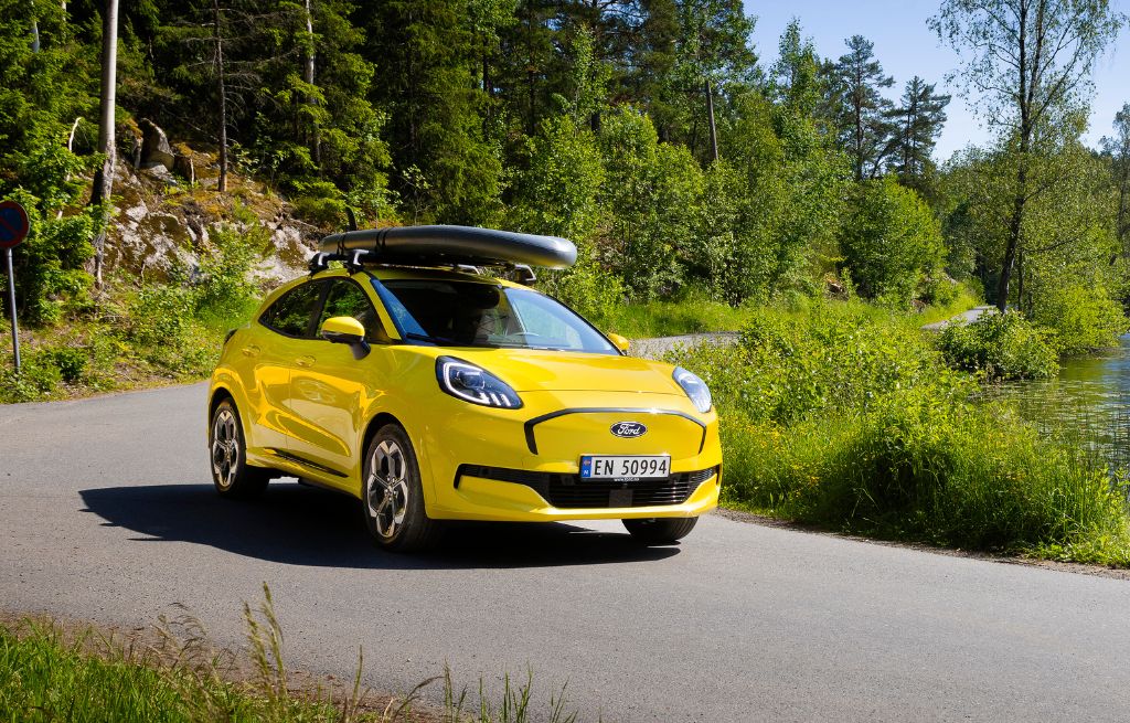 Nye Ford Puma med SUP på taket