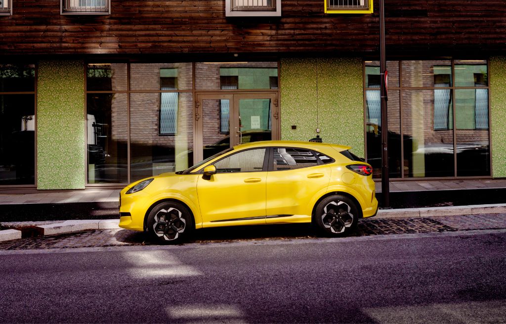 Ford Puma fra siden
