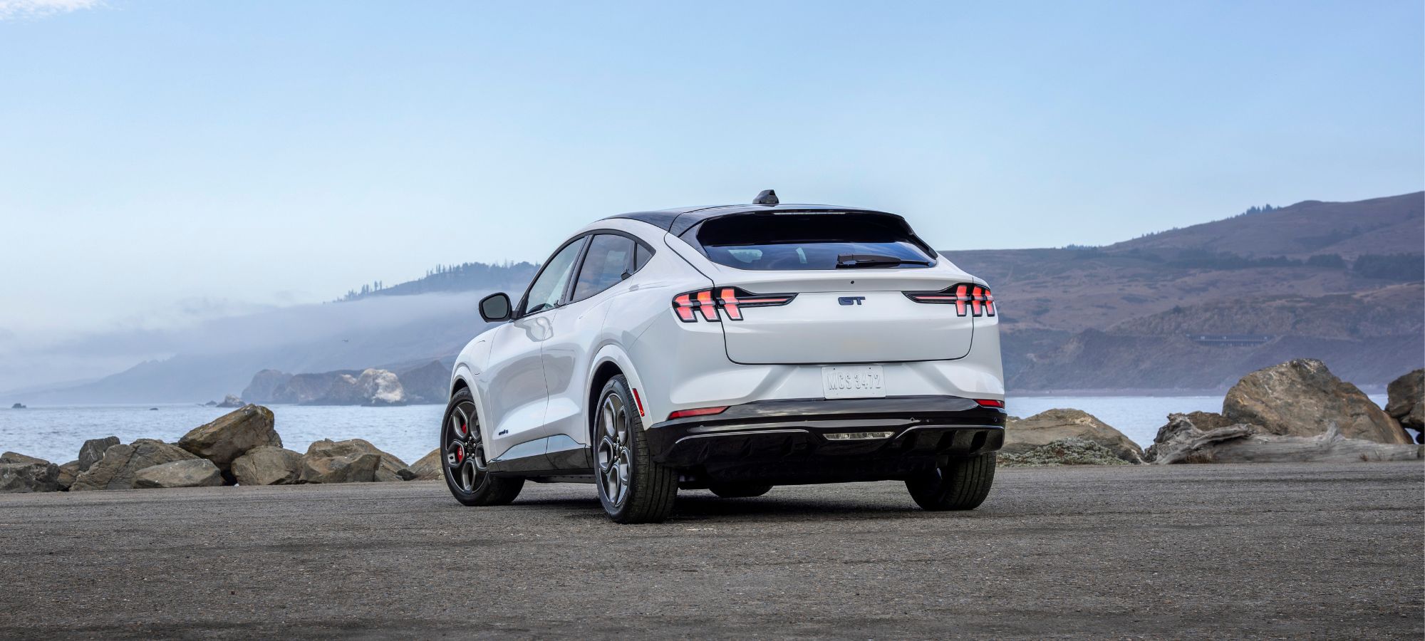 Mustang Mach-E GT California Special ved kyst Mustang Mach-E GT California Special ved kyst