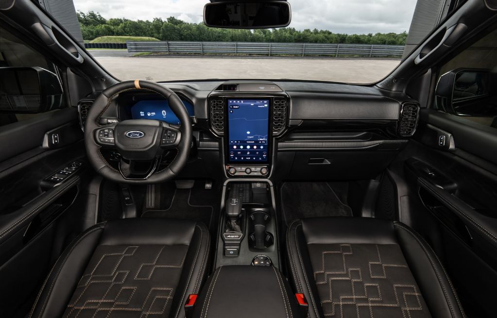 Interiør i Ford Ranger MS-RT med digitalt display, stor berøringsskjerm og sportslige seter