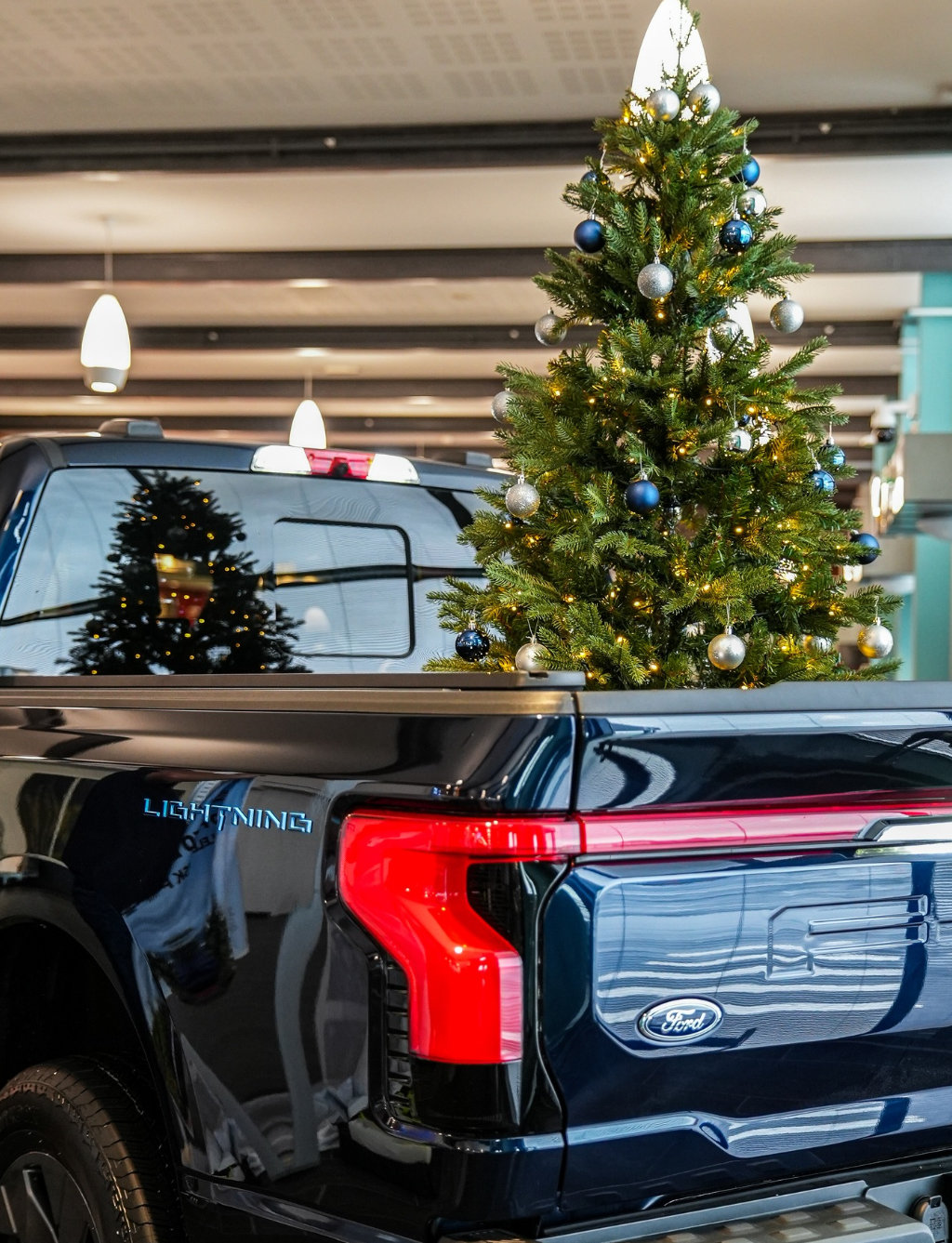 F-150 Lightning med juletre F-150 Lightning med juletre