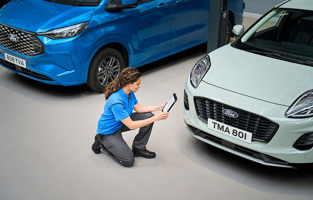 Ford Pro sømløs service for bedrifter Tekniker utfører service på Ford varebil som del av Ford Pro service- og flåteløsninger