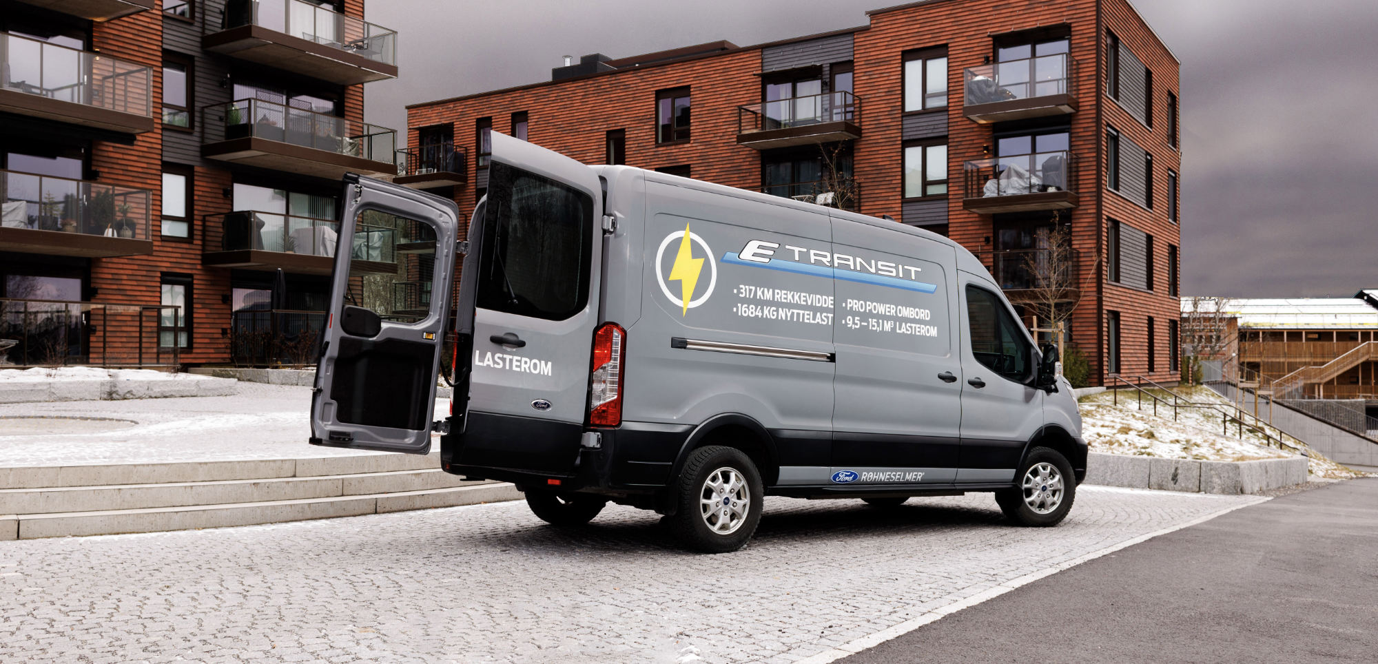 Ford E-Transit med bakdører åpne