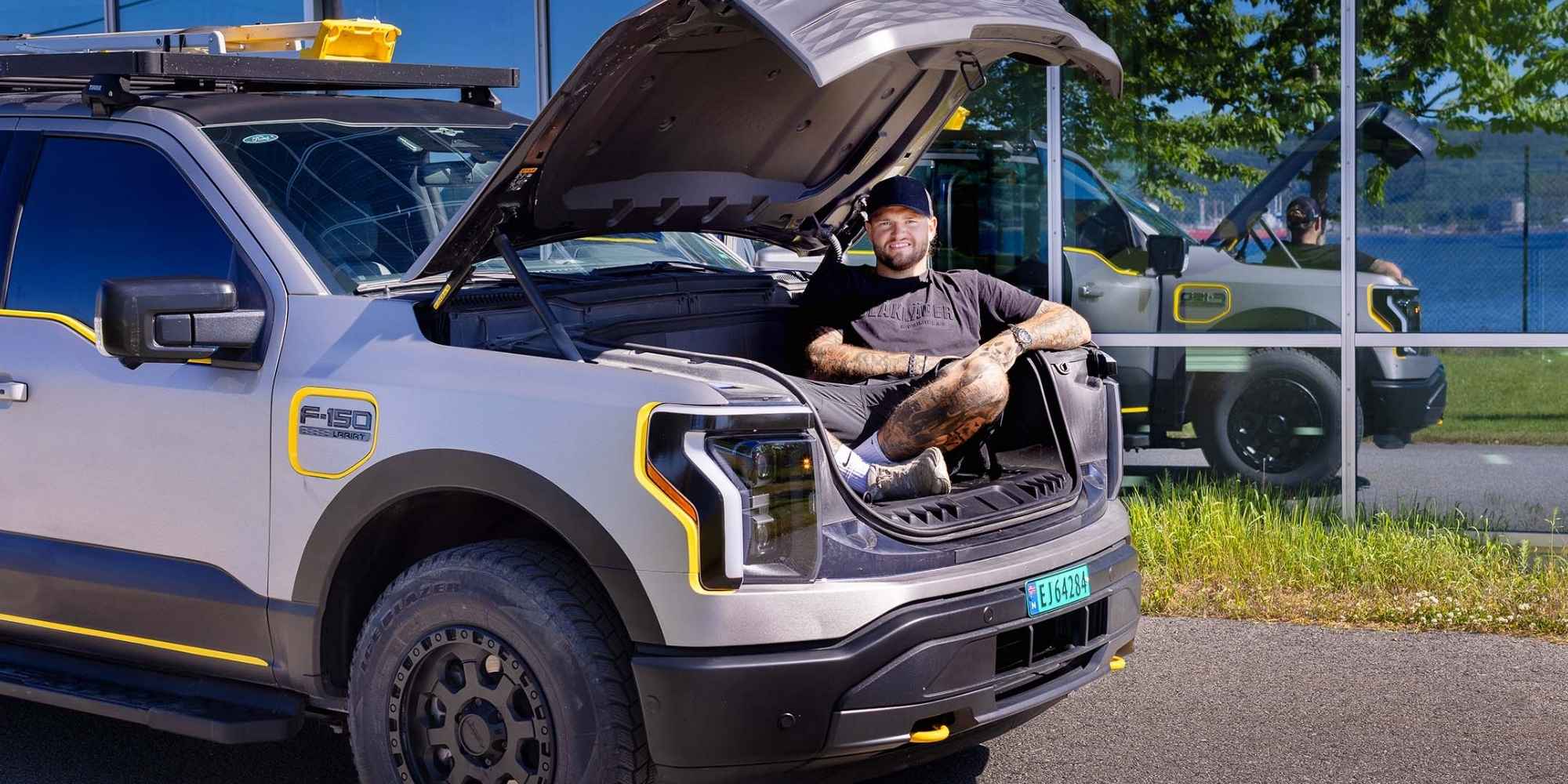 «Mads pusser opp» Clemmetsen sitter i frunken på F-150 Lightning