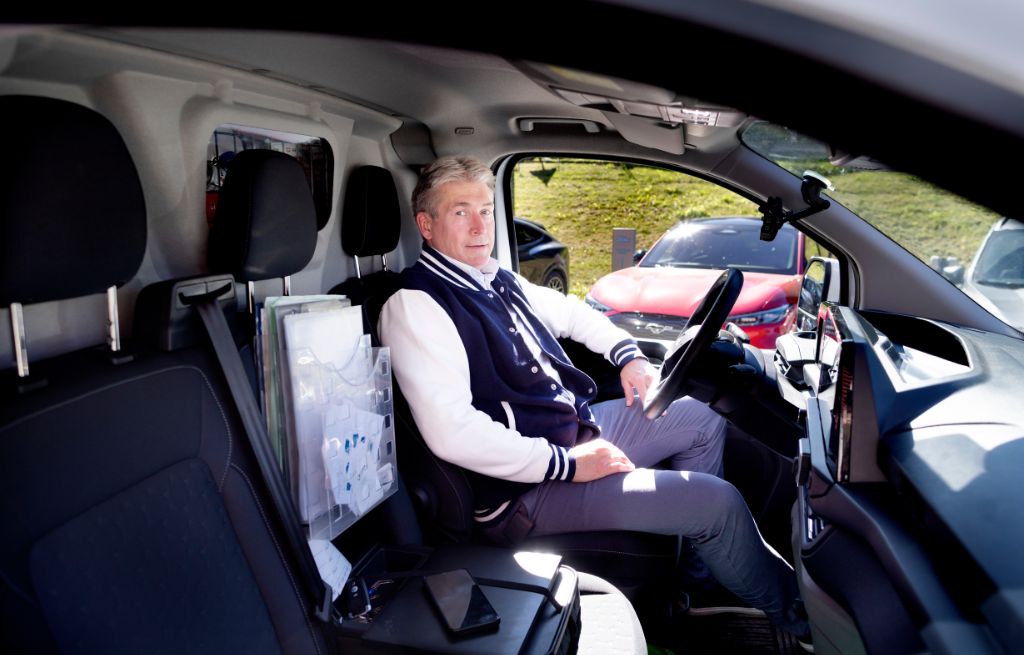 Hans Petter Tveten i førersete på Transit Custom