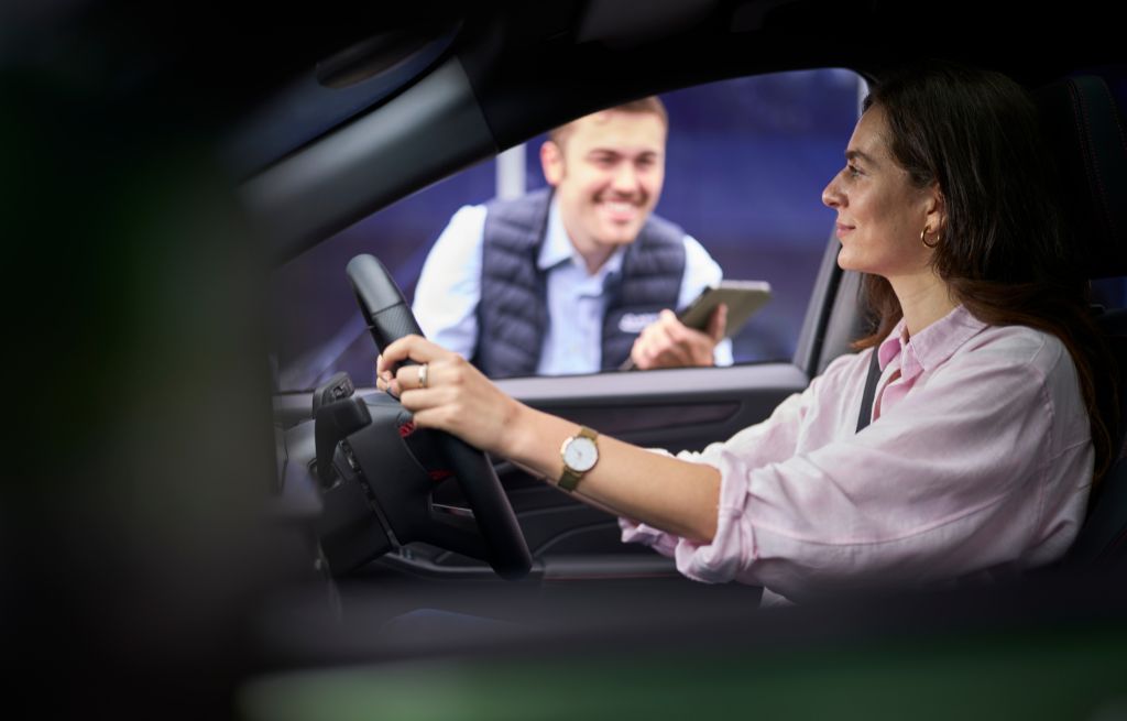 Serviceverksted Person forlater verksted