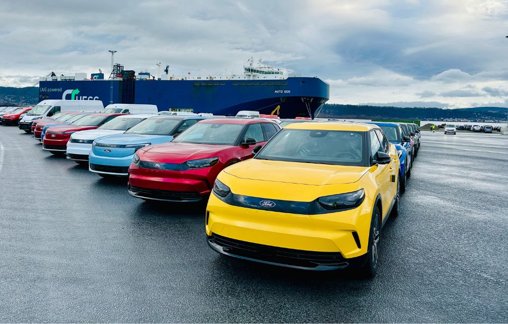 Gul Ford Capri på kai Gul Ford Capri på kai