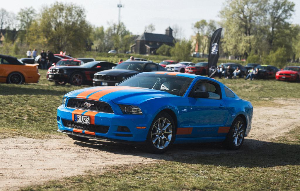 Niebieski i pomarańczowy Mustang