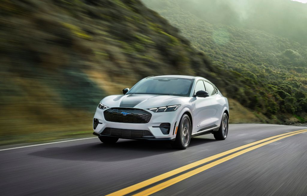 Hvit Mustang Mach-E GT California