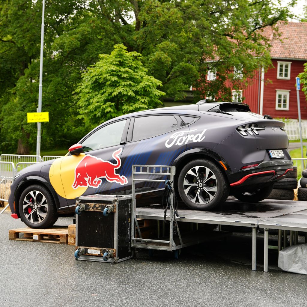 Mustang Mach-E med Red bull logo