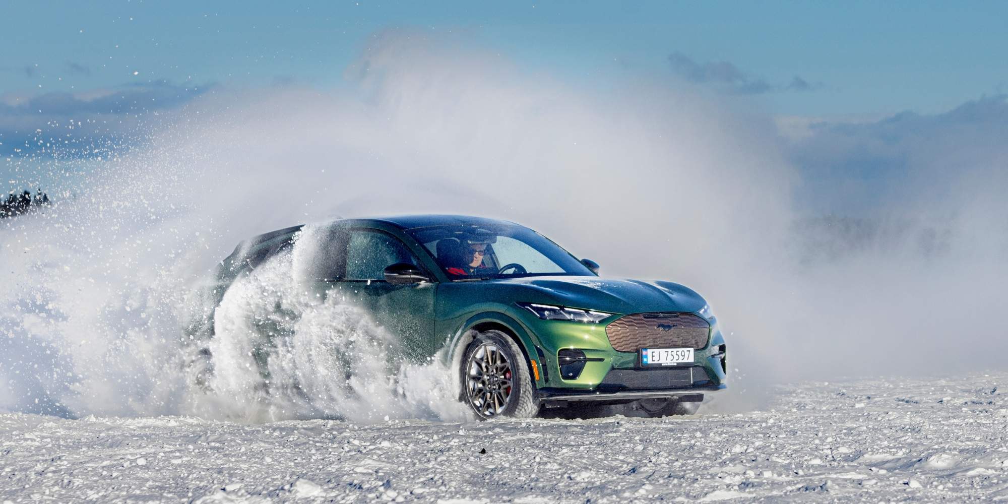 Mustang Mach-E kjører på snø