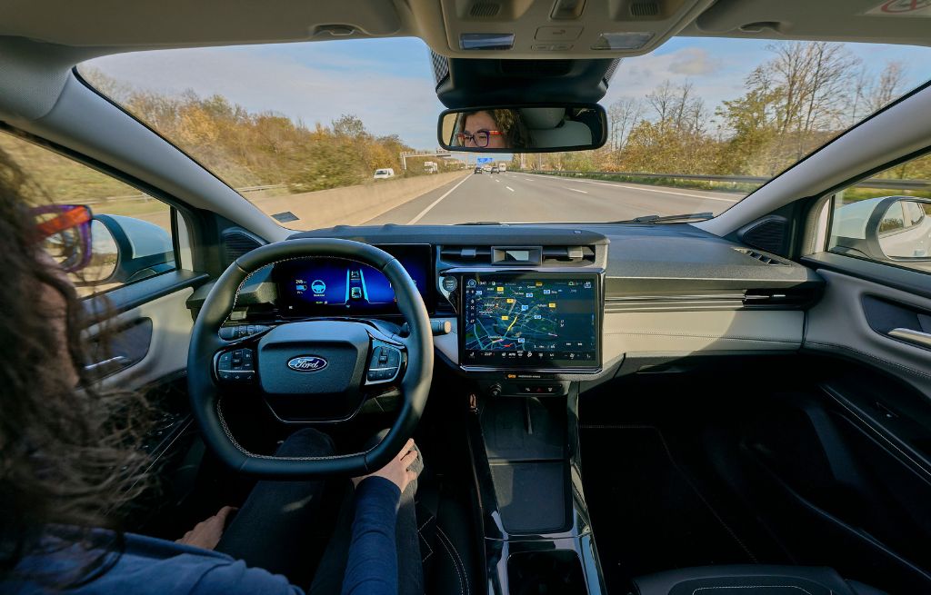 Kvinne kjører Ford Puma Kvinne kjører Ford Puma