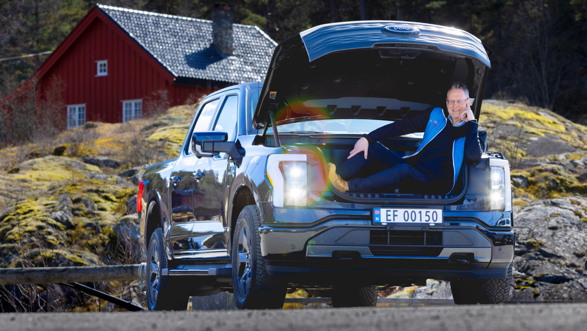 Fords administrerende direktør Per Gunnar Berg i megafrunken til F-150 Ligthning