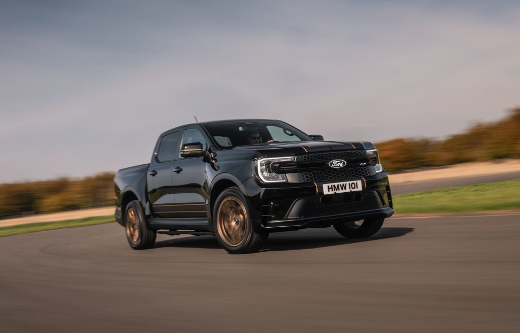 Ford Ranger MS-RT svart pickup i bevegelse med sportslig design og bronsefargede felger