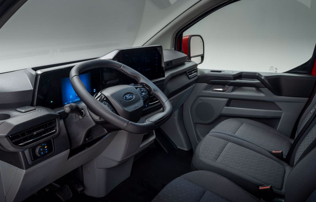 Interiør i Ford Transit Custom med ratt, digitalt dashbord og forseter