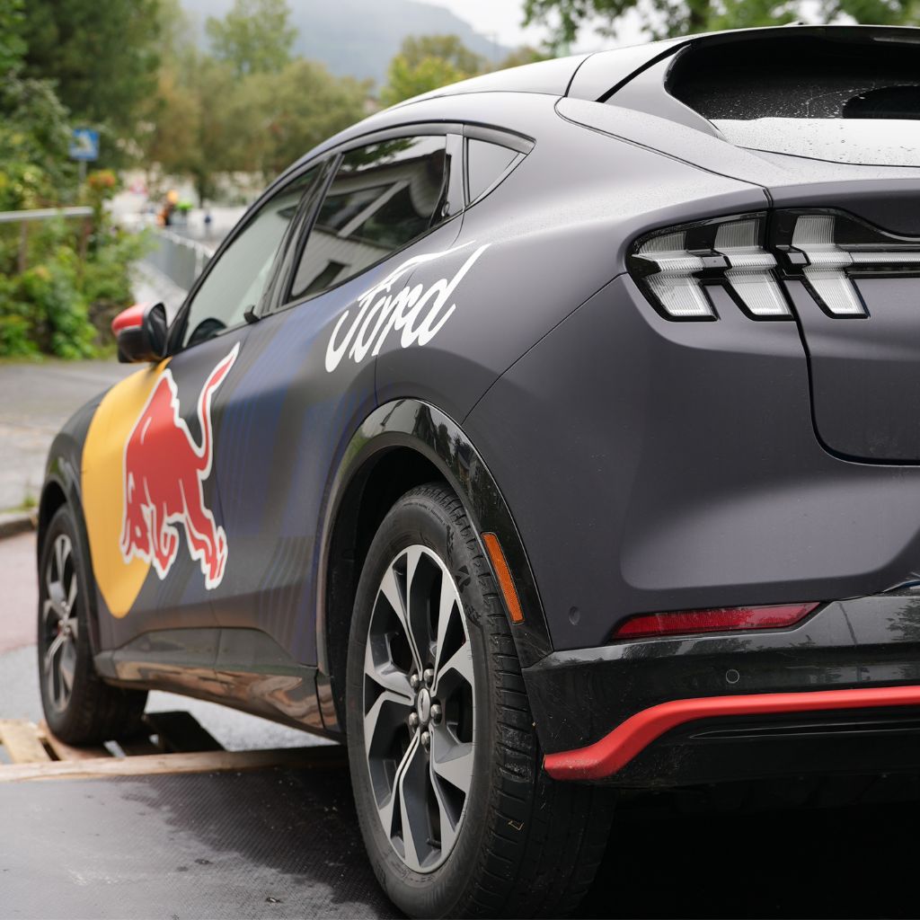Red Bull logo på Mustang Mach-E