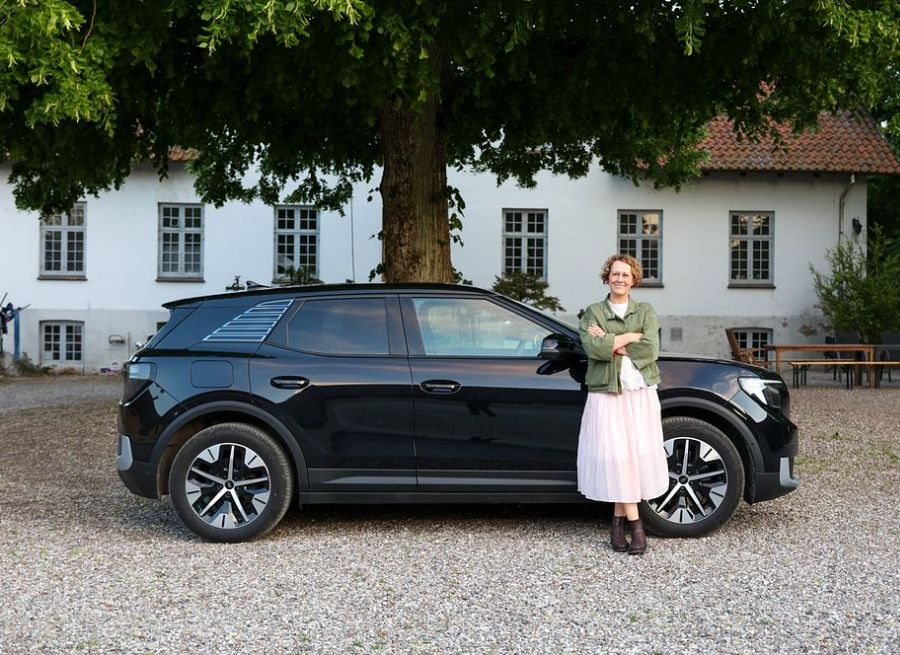 Rikke Rask Mylius foran Ford Explorer