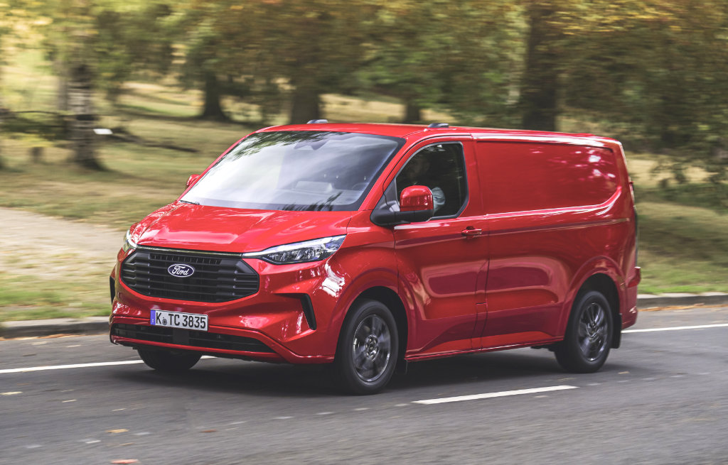 Rød Ford Transit Custom på veien