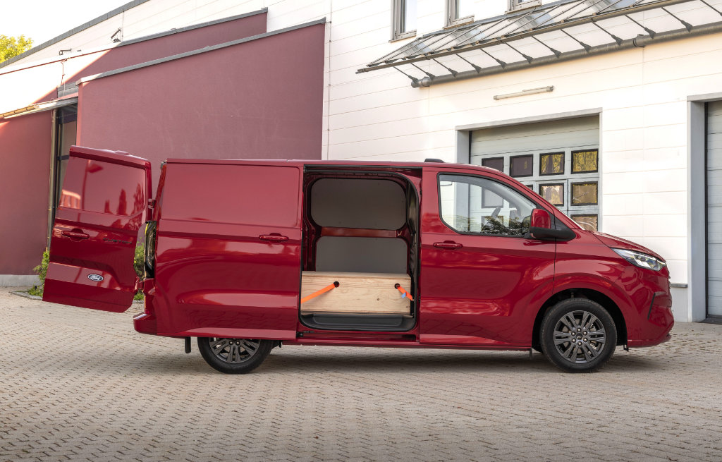 Rød Ford Transit Custom