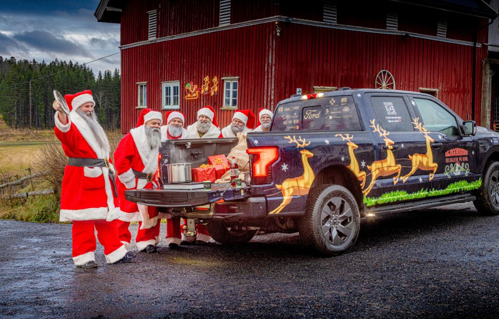 Julenisser ved siden av F-150 Lightning