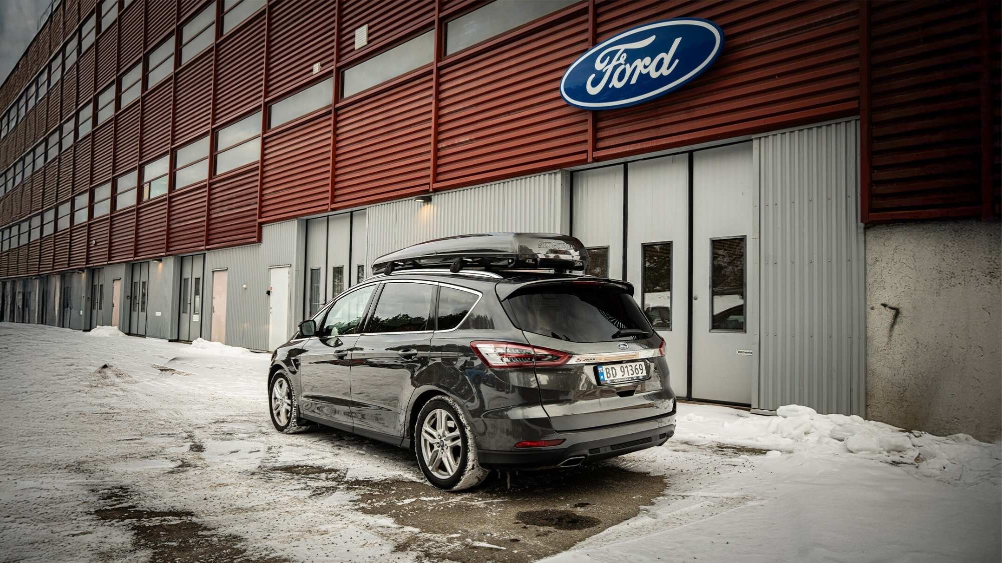Ford S-Max foran bilverksted Ford S-Max foran bilverksted