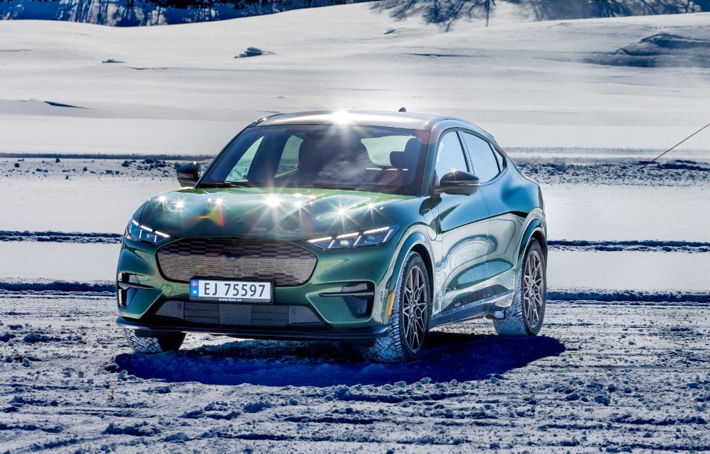 Mustang Mach-E i solskinn på snø