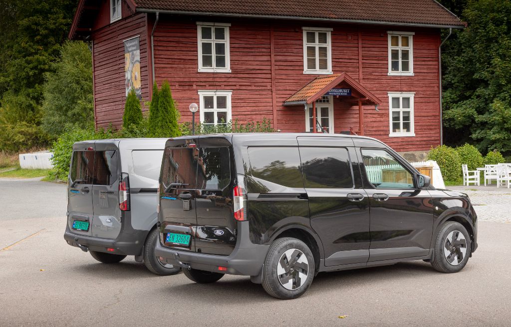 E-Transit Courier foran rødt hus