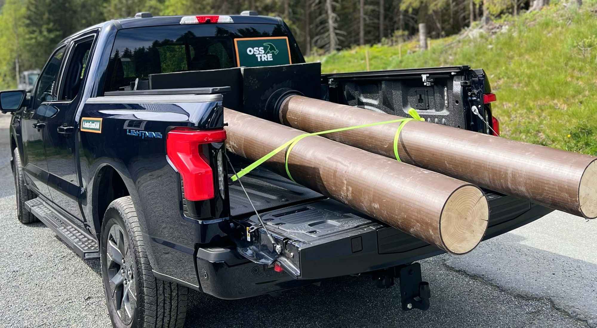 F-150 Lightning pickup med last