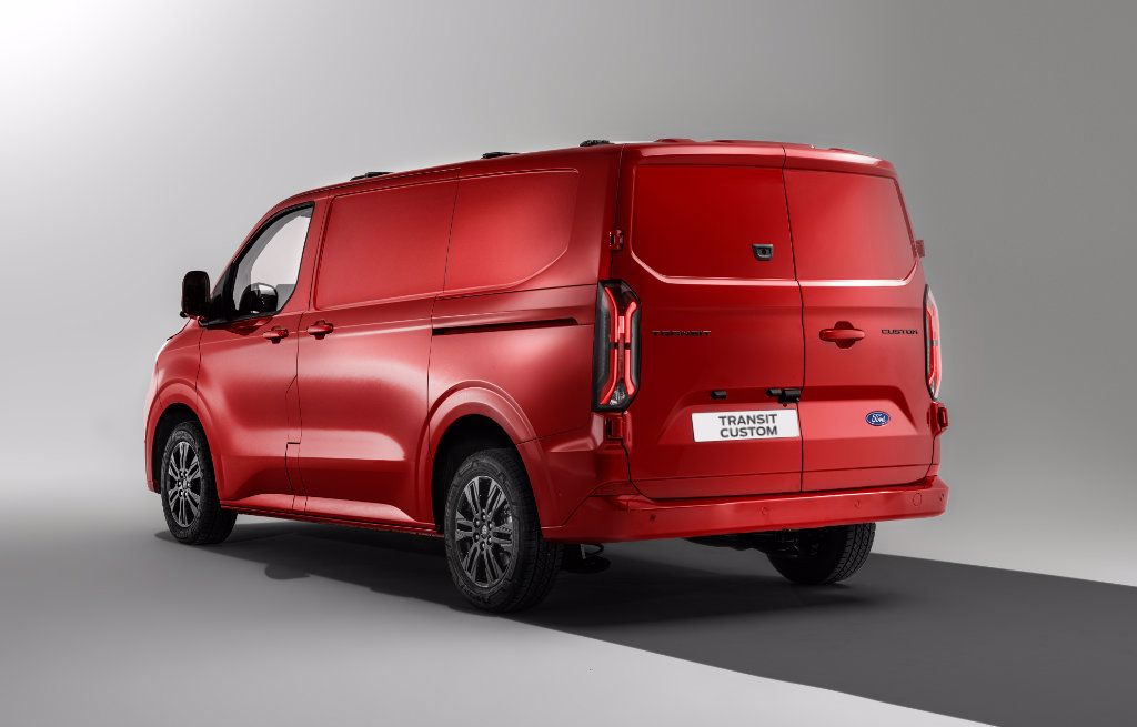 Rød Ford Transit Custom varebil sett bakfra