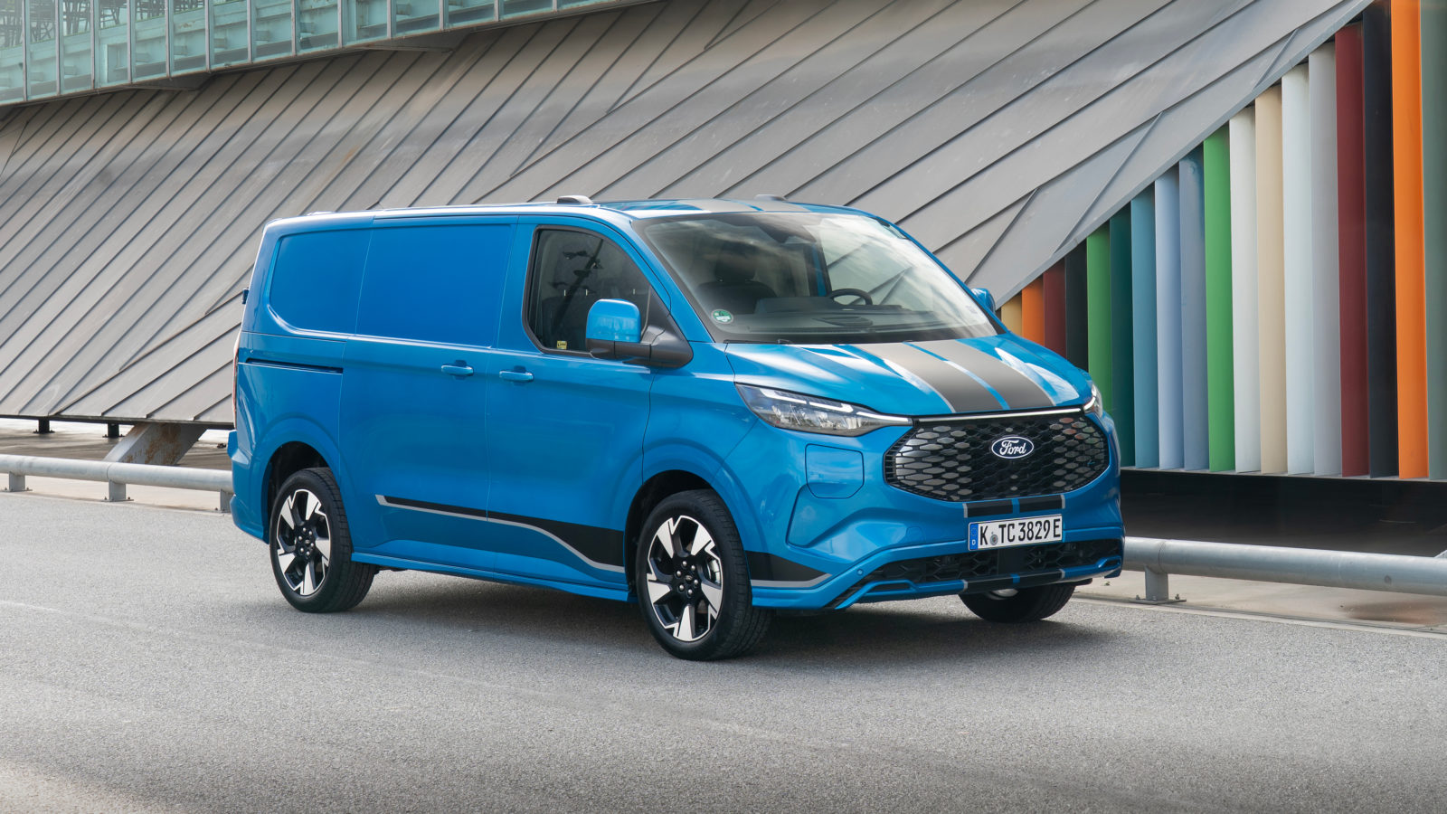 Bilde av en blå E-Transit Custom