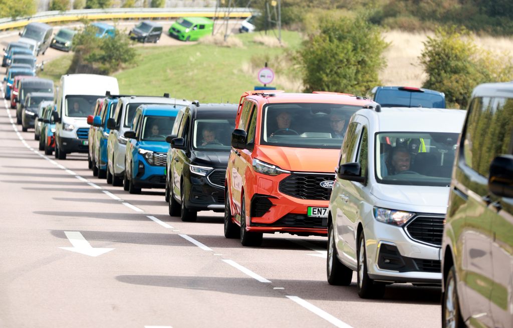 Kortesje med Transit varebiler