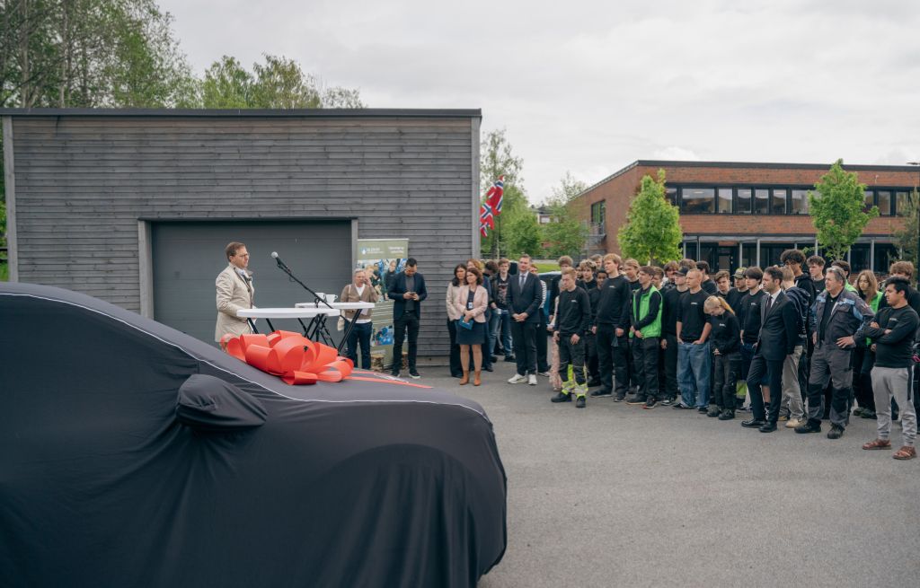 Offisiell avduking med publikum samlet rundt bilen