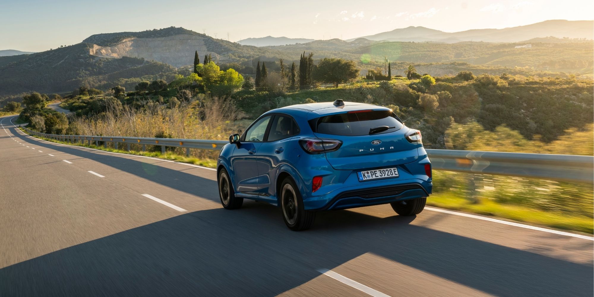 Blå Ford Puma på vei Blå Ford Puma på vei