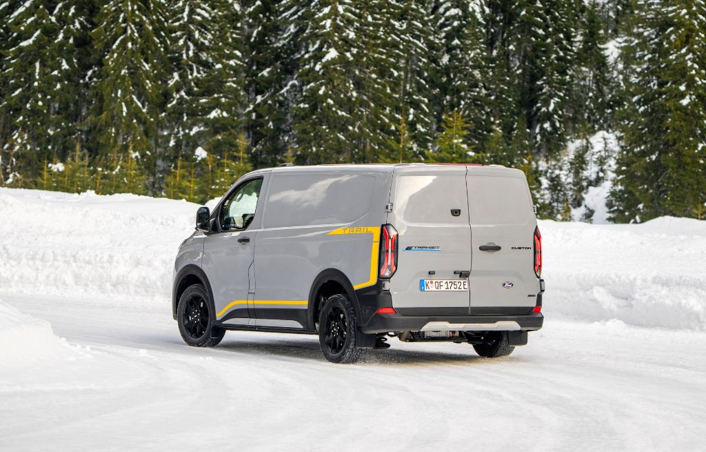 E-Transit Custom AWD Trail på snø E-Transit Custom AWD Trail på snø