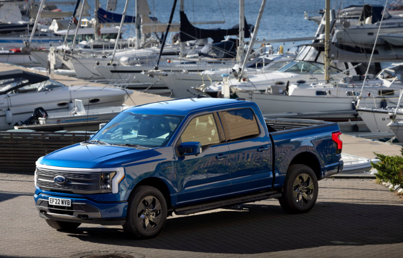 Ford F-150 Lightning ved båt 